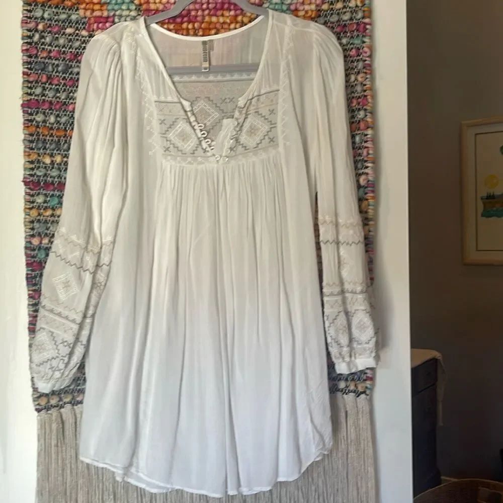 Adorable Boho white embroidery blouse.  So cute, no stains!